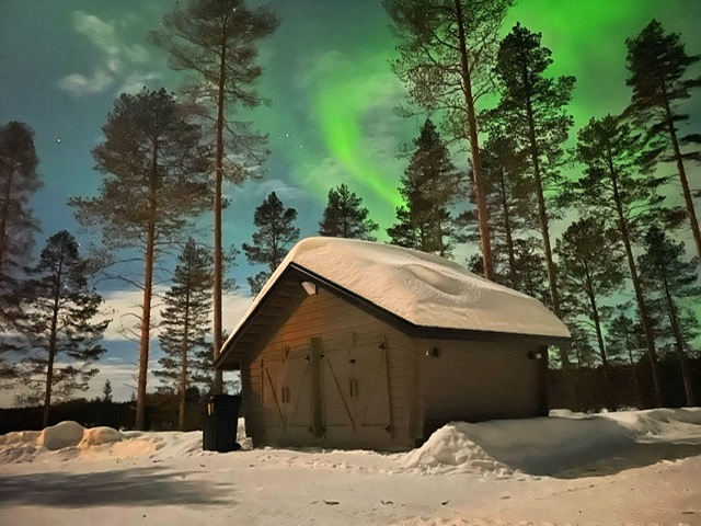Beautiful northern lights giving magical light - Villa Vasa in Rovaniemi
